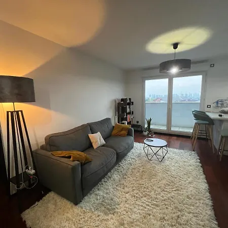 Апартаменты Beautiful And Cosy Flat With Balcony And Parking